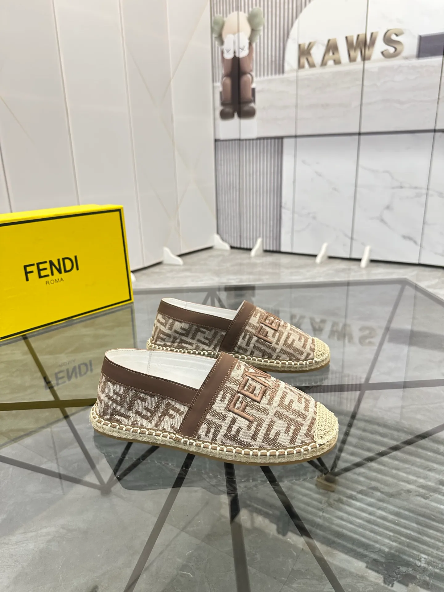 Selling men's shoes 💰: 💰P420¥ Product trademark: Fendi* "Fendi*" low-top fisherman's shoes Regular size: 38-44 (can be customized to 37.45) Product materials: upper imported cowhide stitched with original fabric, sheepskin lining, original outsole. Number: 1023
